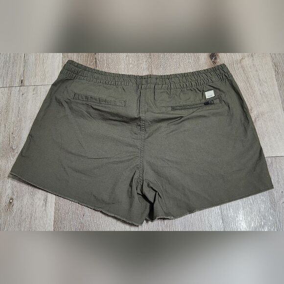 Vuori Women’s Green Ripstop Shorts Size Large  Raw hem - Picture 6 of 10